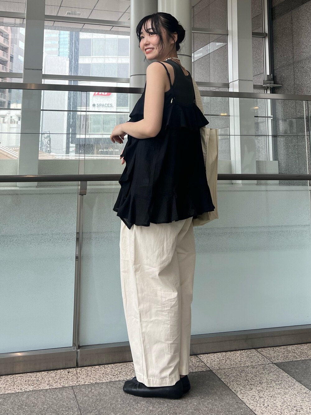 ホワイト系のその他パンツ、ブラック系のキャミソール、グレー系のタンクトップを着用したレディースの春コーディネートの4枚目の写真