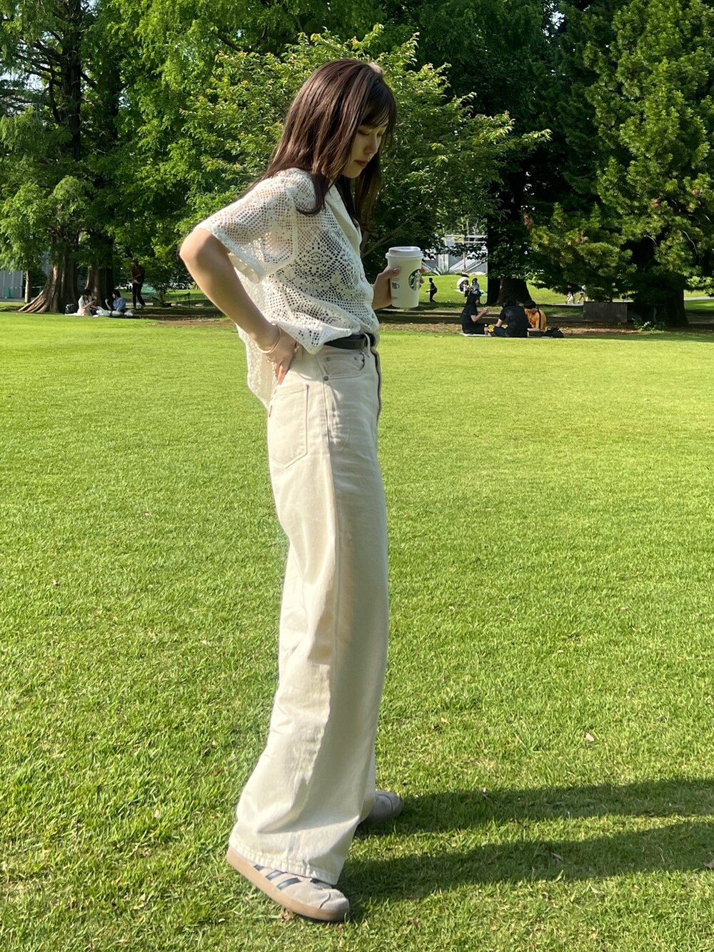 ホワイト系のシャツ/ブラウス、ホワイト系のデニムパンツ、ホワイト系のキャミソールを着用したレディースの夏コーディネートの2枚目の写真