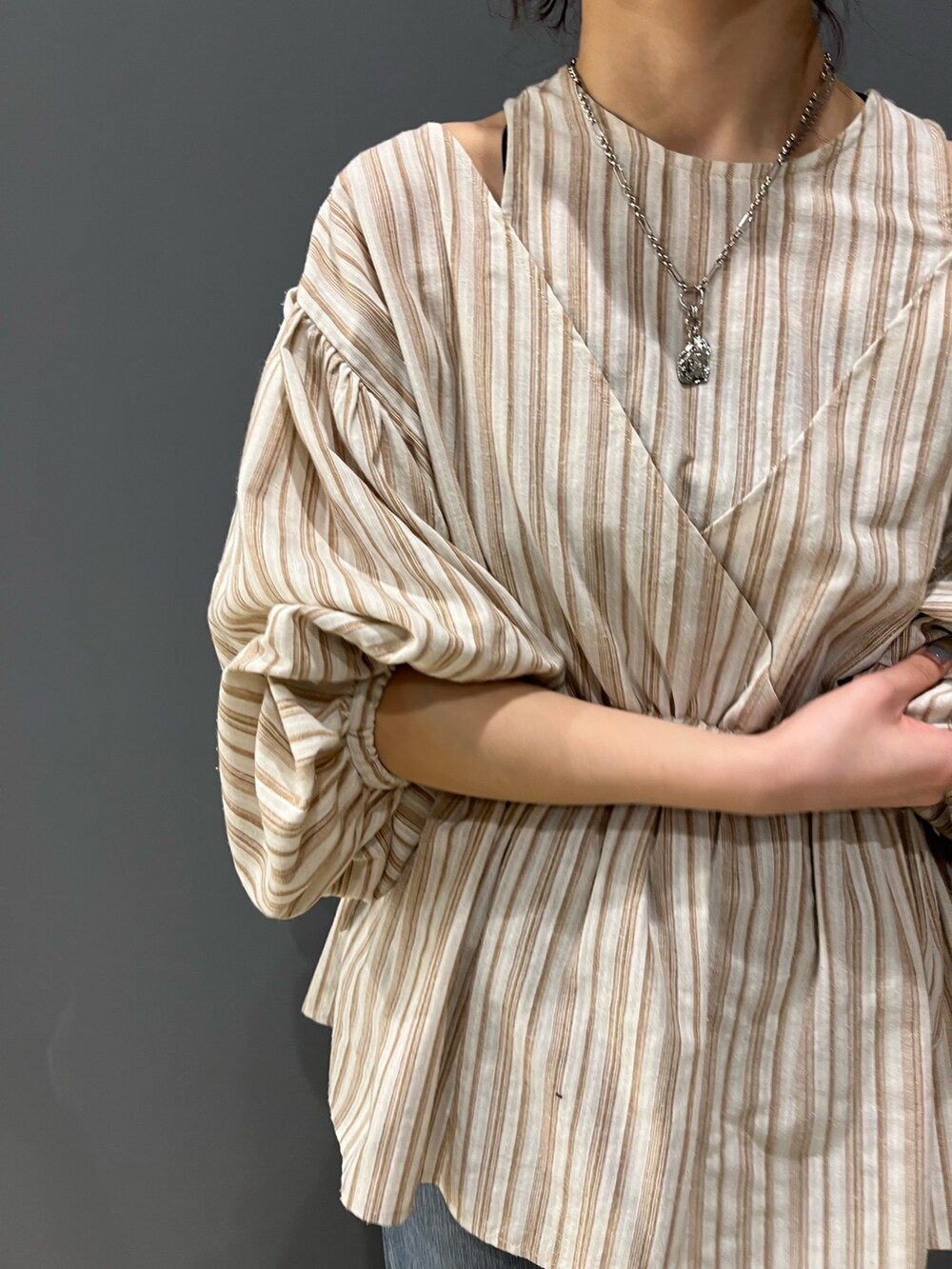 その他のシャツ/ブラウス、ブルー系のデニムパンツ、ホワイト系のサンダルを着用したレディースの春コーディネートの5枚目の写真