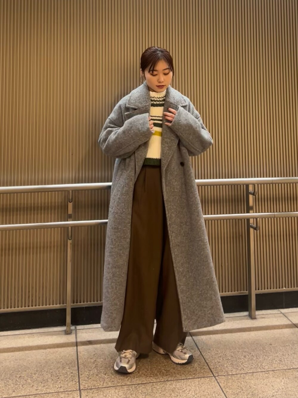 ブラウン系のその他パンツ、ホワイト系のニット/セーター、グレー系のチェスターコートを着用したレディースの冬コーディネートの3枚目の写真