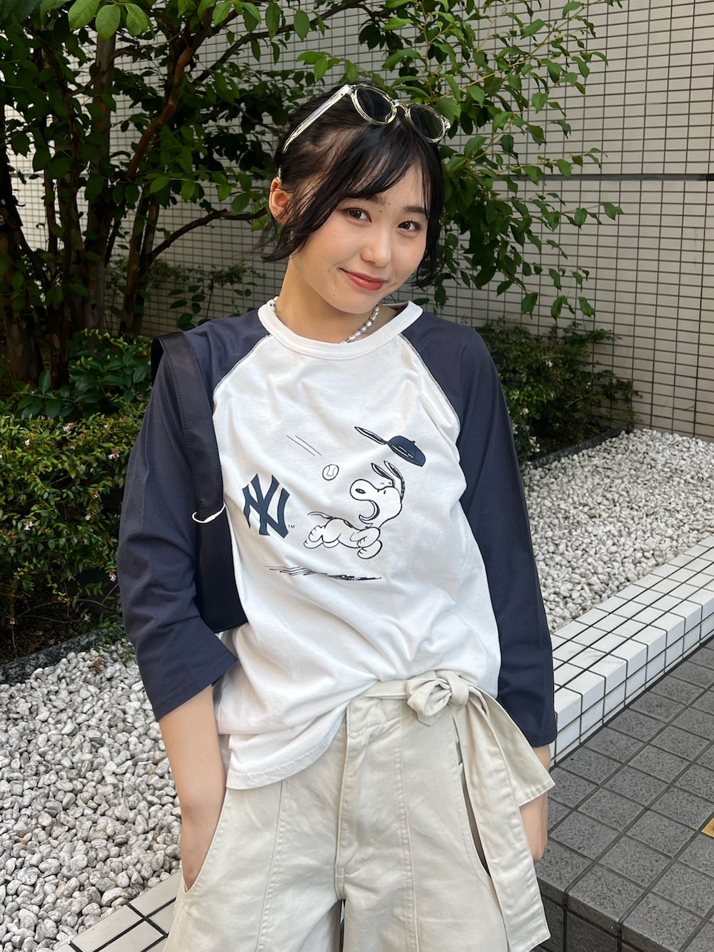 ホワイト系のその他パンツ、ブルー系のTシャツ/カットソーを着用したレディースの夏コーディネートの4枚目の写真