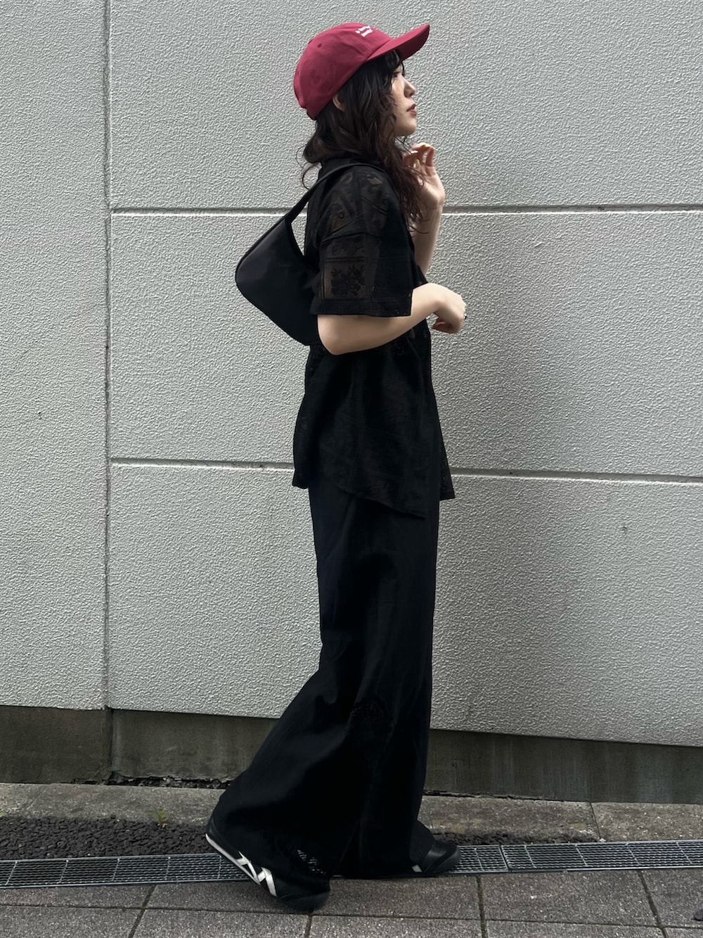 ブラック系のその他パンツ、ブラック系のシャツ/ブラウス、ブラック系のキャミソールを着用したレディースの春コーディネートの2枚目の写真