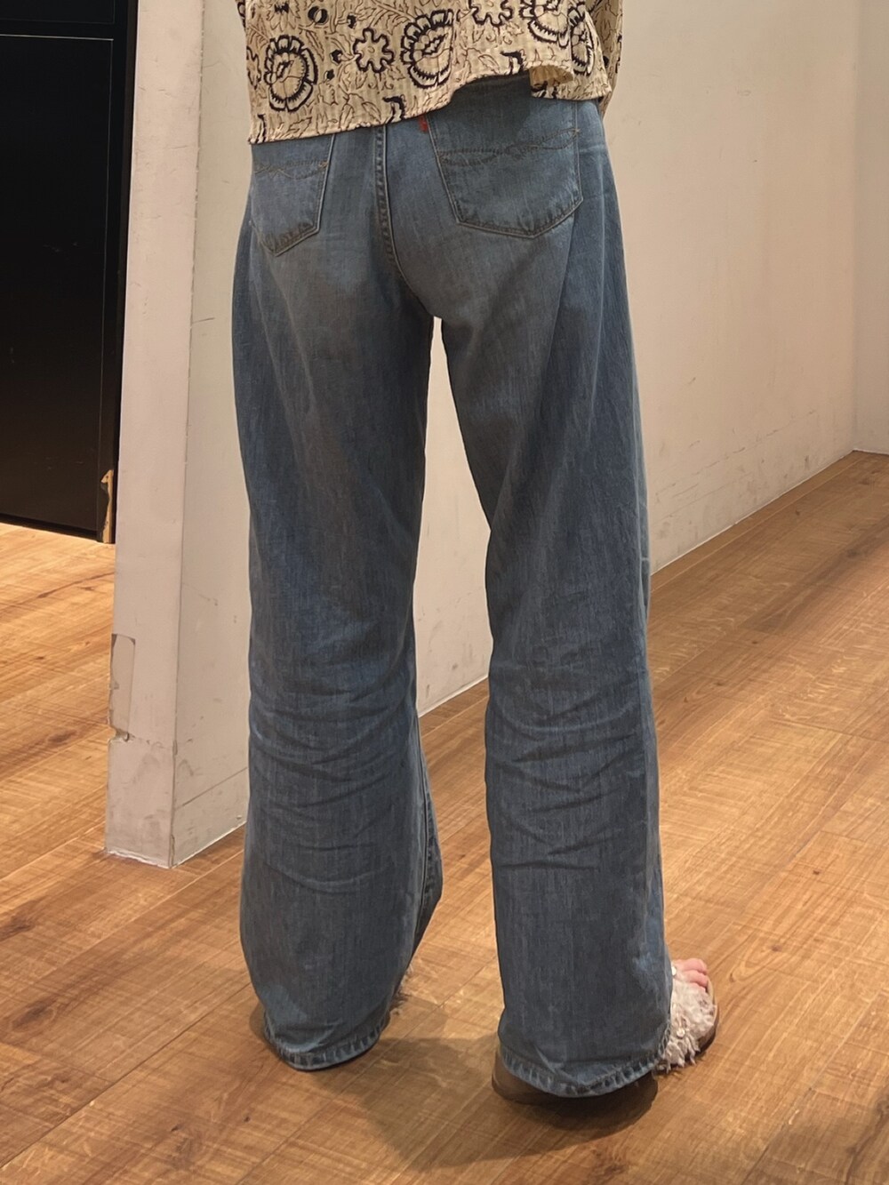 その他のシャツ/ブラウス、ブルー系のデニムパンツ、ホワイト系のサンダルを着用したレディースの春コーディネートの6枚目の写真