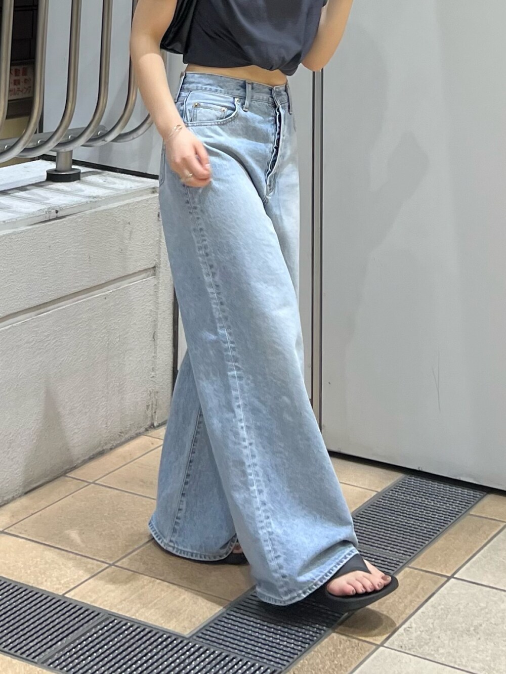 ブルー系のデニムパンツ、グレー系のTシャツ/カットソーを着用したレディースの夏コーディネートの5枚目の写真