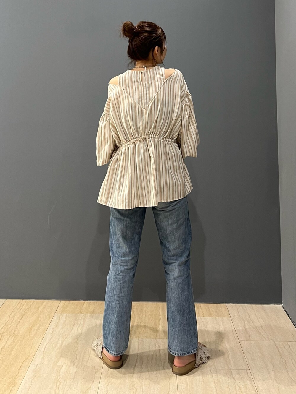 その他のシャツ/ブラウス、ブルー系のデニムパンツ、ホワイト系のサンダルを着用したレディースの春コーディネートの3枚目の写真