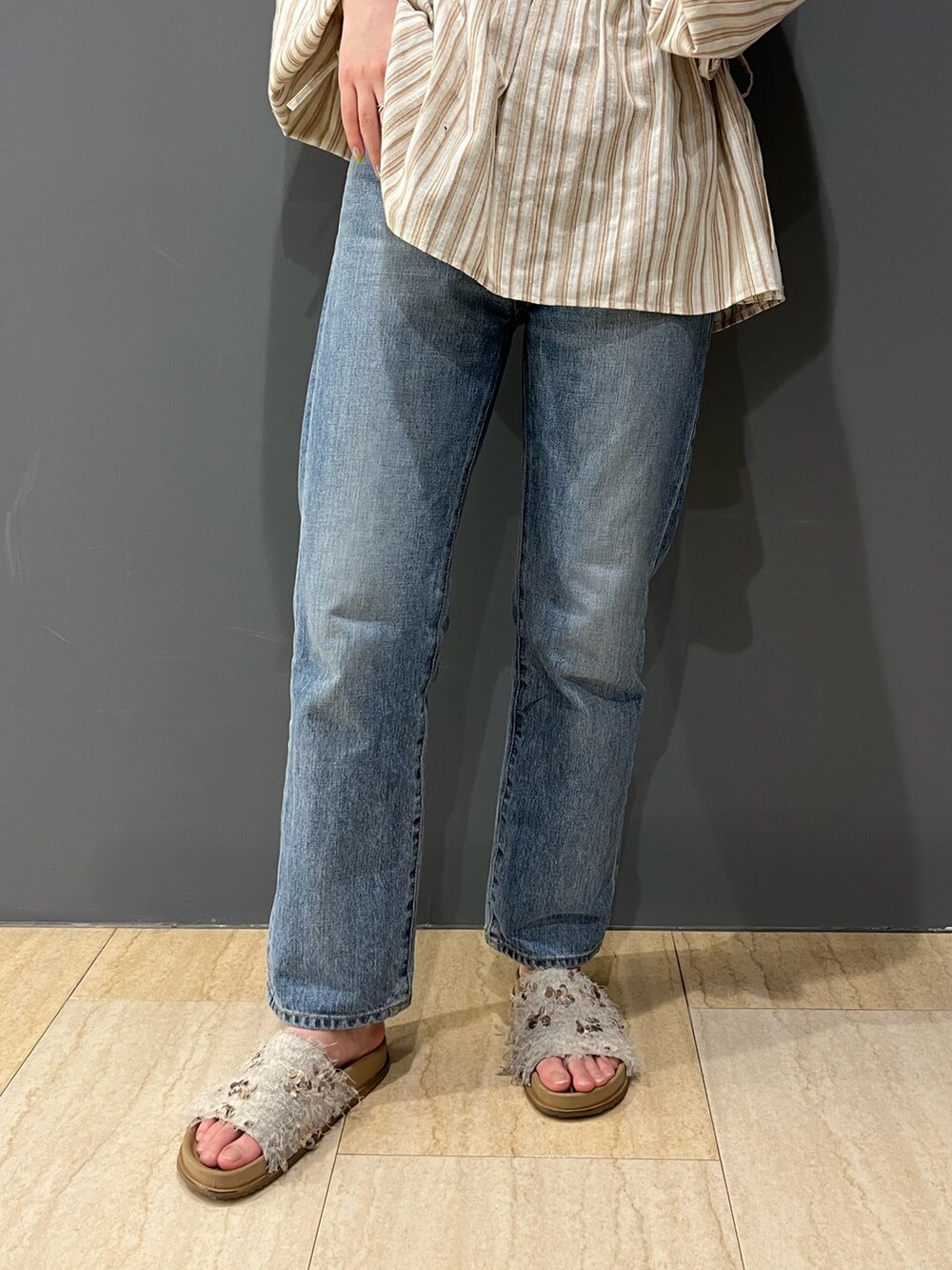 その他のシャツ/ブラウス、ブルー系のデニムパンツ、ホワイト系のサンダルを着用したレディースの春コーディネートの7枚目の写真