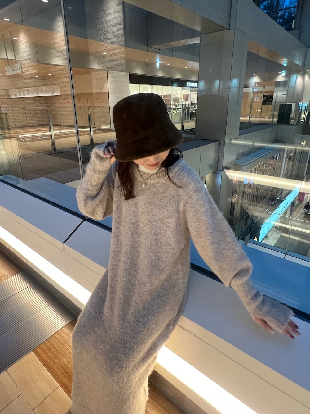 ホワイト系のワンピース、ベージュ系のブーツ、ホワイト系のTシャツ/カットソーを着用したレディースの冬コーディネートの4枚目の写真