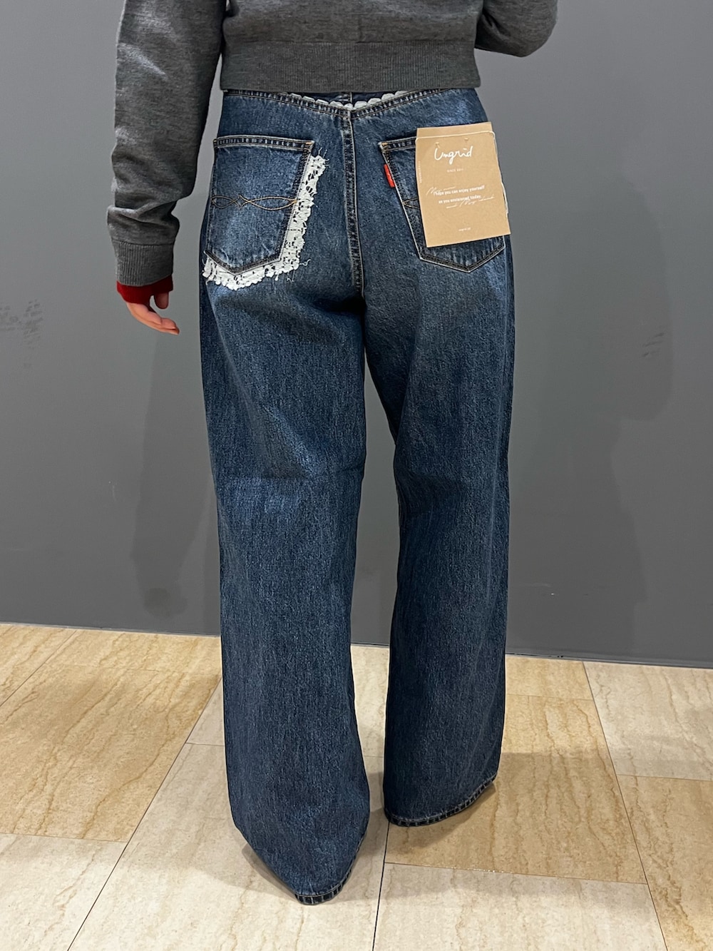 ブルー系のデニムパンツ、レッド系のカーディガン/ボレロを着用したレディースの秋コーディネートの8枚目の写真