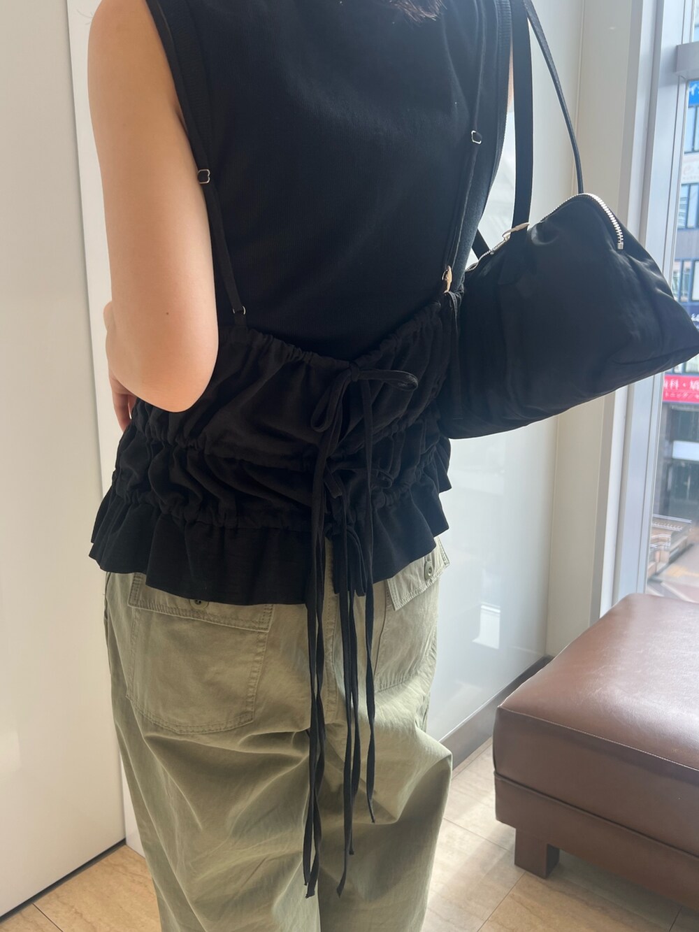 グリーン系のその他パンツ、ブラック系のタンクトップ、シルバー系のサンダルを着用したレディースの春コーディネートの5枚目の写真