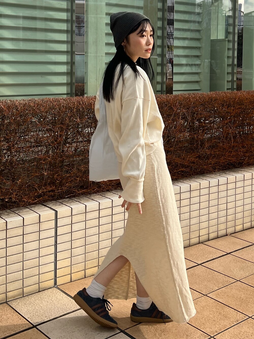 ホワイト系のスカート、ホワイト系のTシャツ/カットソー、ブルー系のエコバッグ/サブバッグを着用したレディースの冬コーディネートの3枚目の写真