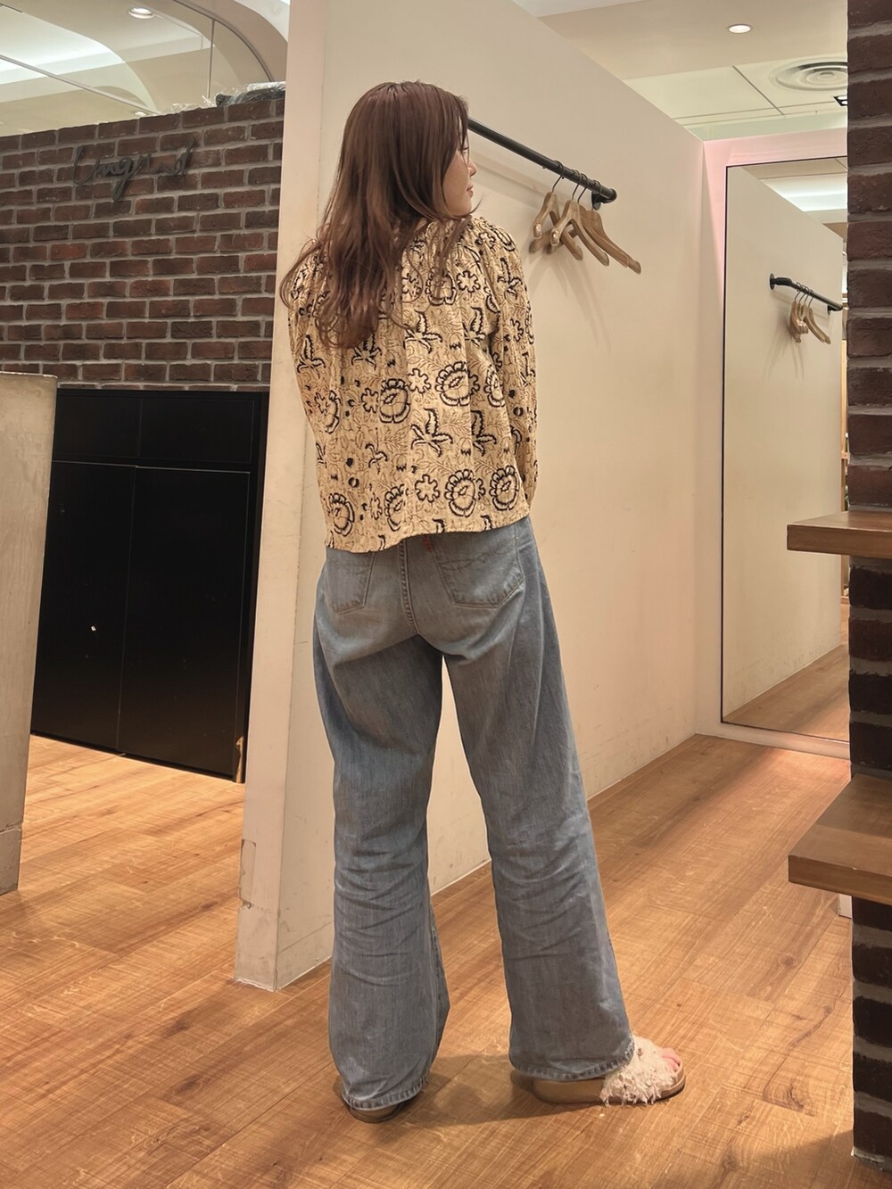 その他のシャツ/ブラウス、ブルー系のデニムパンツ、ホワイト系のサンダルを着用したレディースの春コーディネートの3枚目の写真