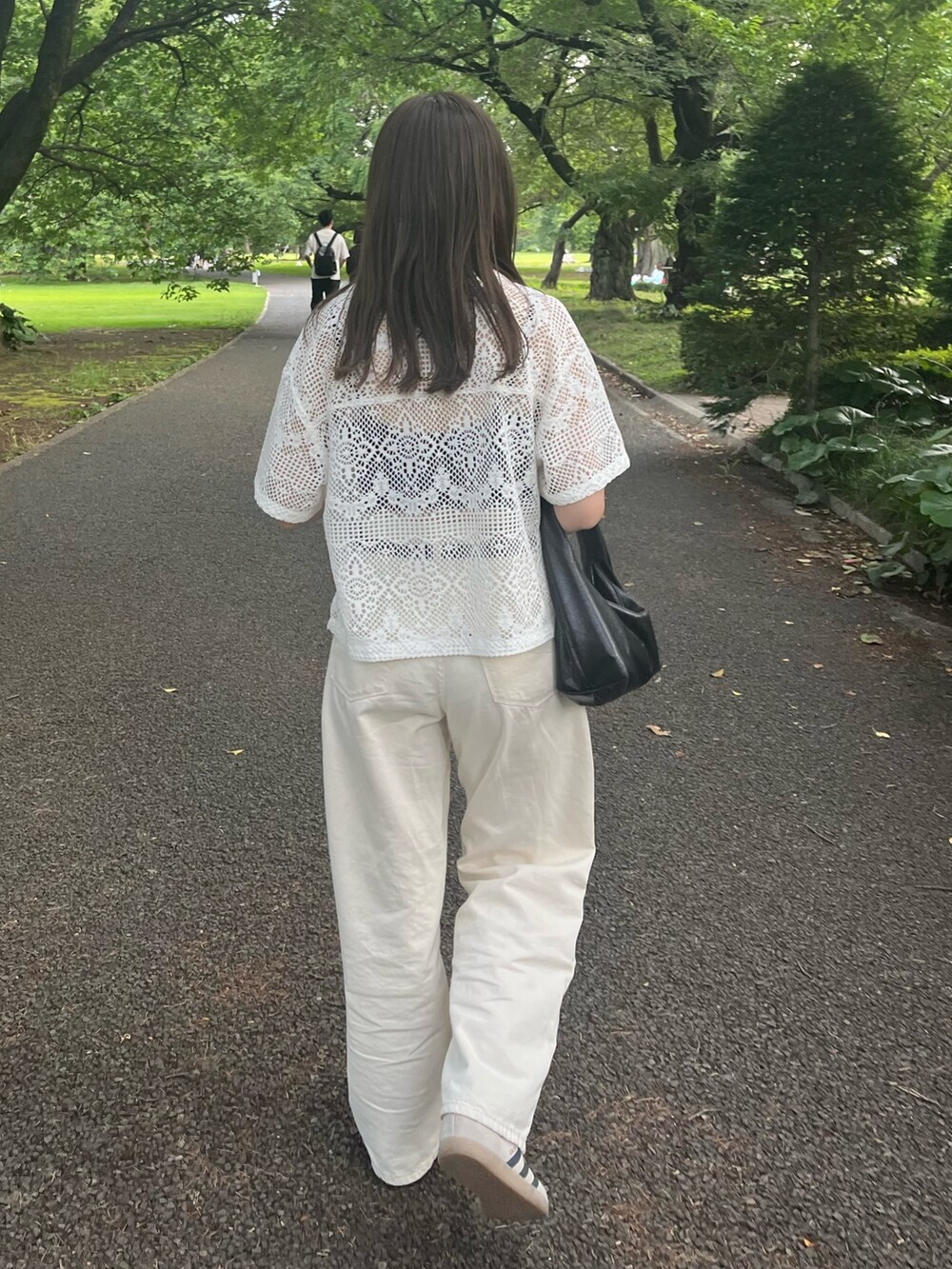 ホワイト系のシャツ/ブラウス、ホワイト系のデニムパンツ、ホワイト系のキャミソールを着用したレディースの夏コーディネートの4枚目の写真