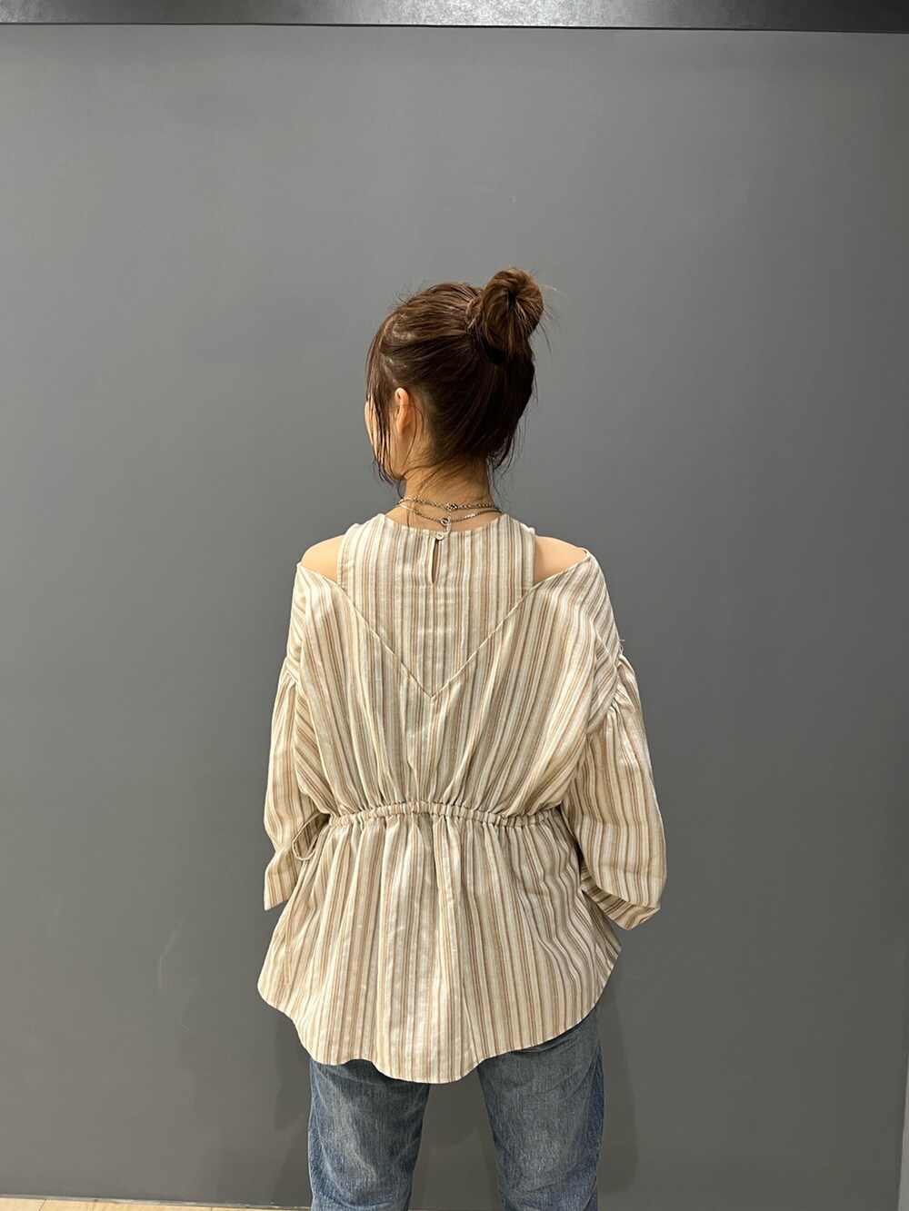 その他のシャツ/ブラウス、ブルー系のデニムパンツ、ホワイト系のサンダルを着用したレディースの春コーディネートの6枚目の写真