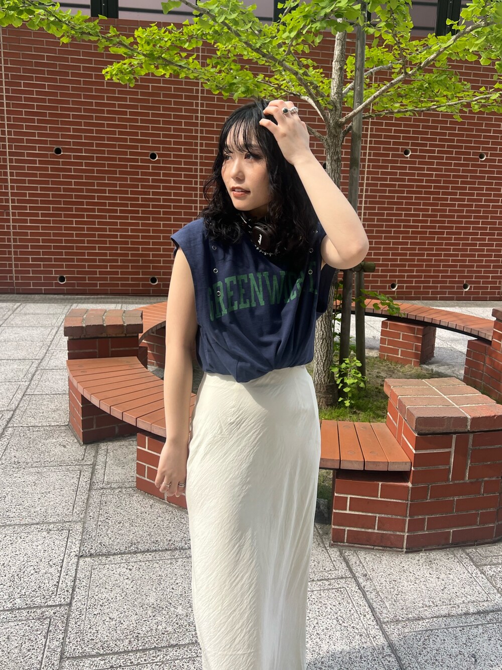 ホワイト系のスカート、ブルー系のタンクトップを着用したレディースの春コーディネートの4枚目の写真