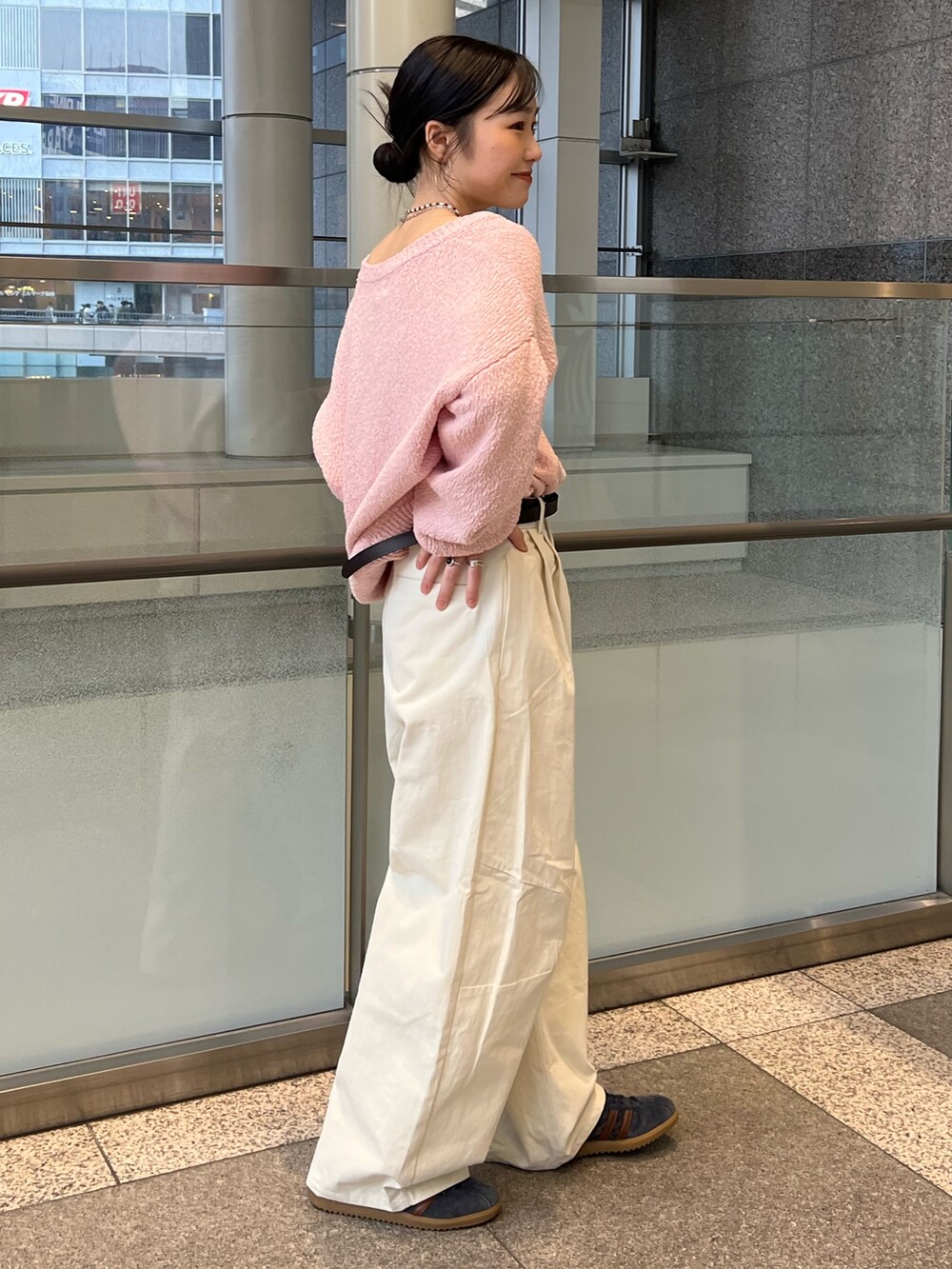 ホワイト系のチノパンツ、ピンク系のニット/セーター、ブラウン系のベルトを着用したレディースの冬コーディネートの3枚目の写真