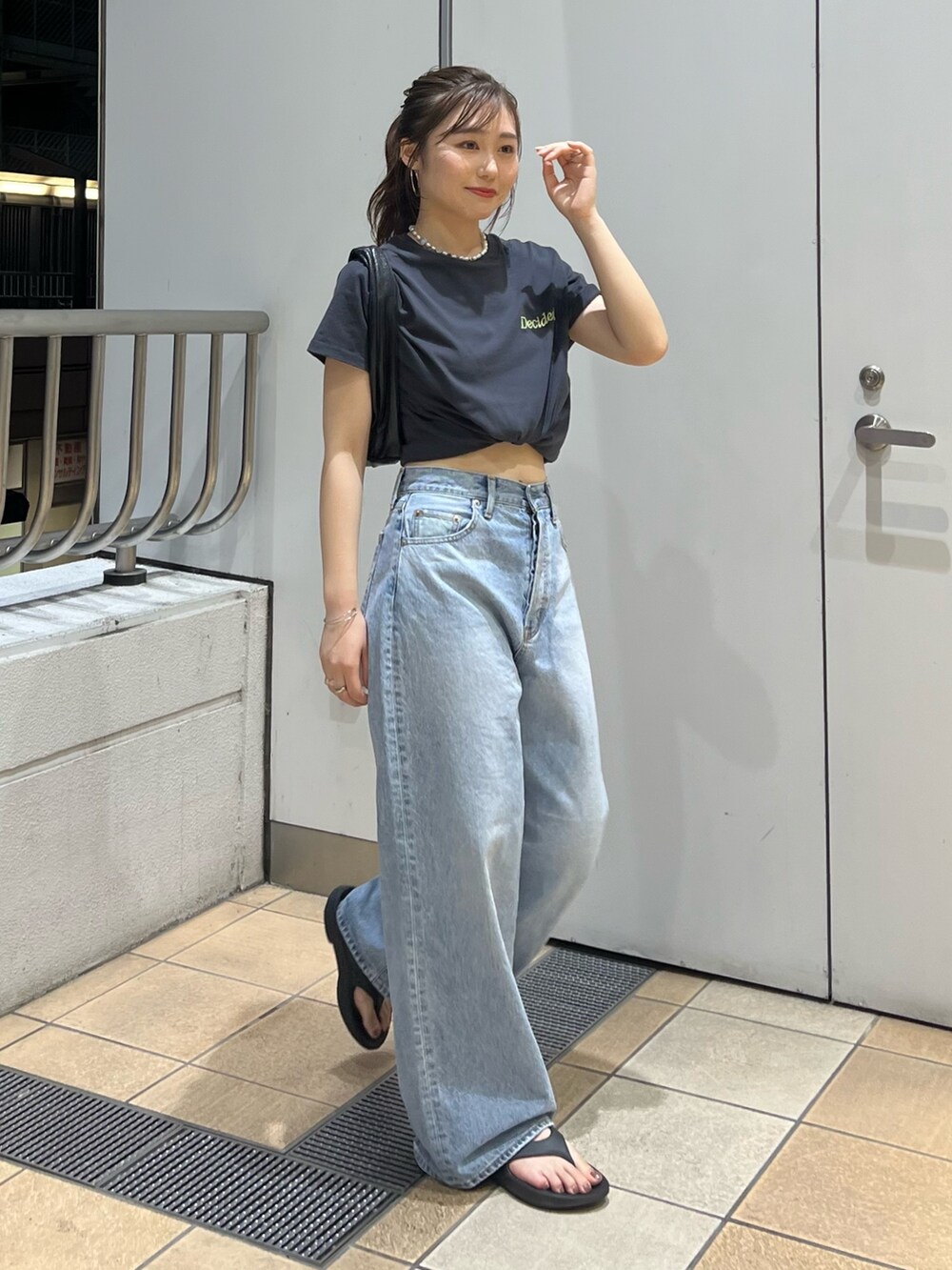 ブルー系のデニムパンツ、グレー系のTシャツ/カットソーを着用したレディースの夏コーディネートの2枚目の写真