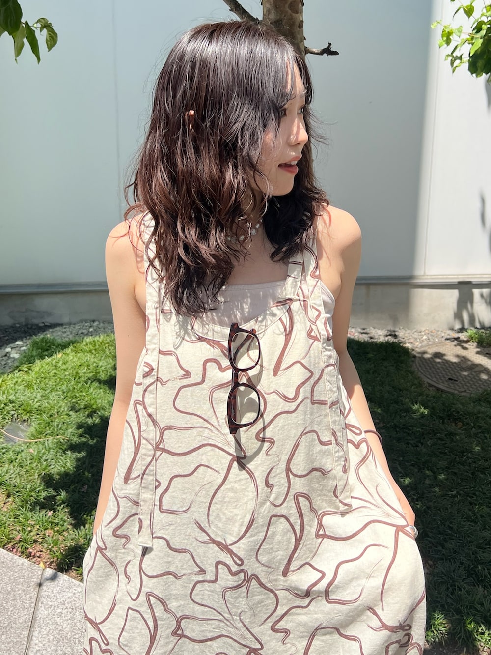 その他のワンピース、ブルー系のデニムパンツ、ホワイト系のキャミソールを着用したレディースの夏コーディネートの5枚目の写真