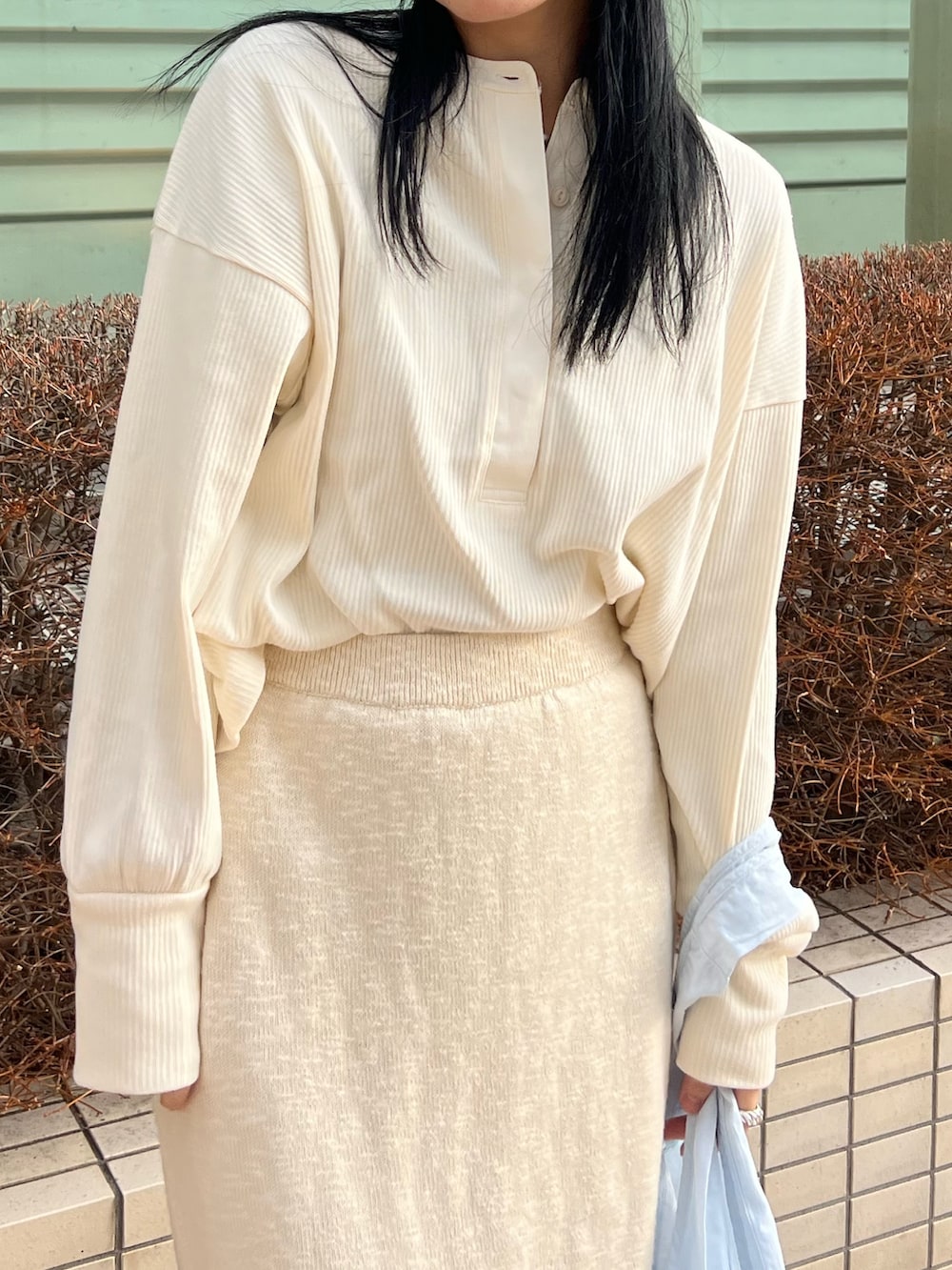 ホワイト系のスカート、ホワイト系のTシャツ/カットソー、ブルー系のエコバッグ/サブバッグを着用したレディースの冬コーディネートの6枚目の写真