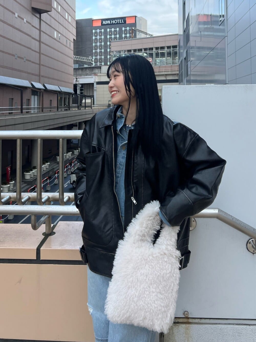 ブルー系のデニムパンツ、ブラック系のブルゾン、ブルー系のシャツ/ブラウスを着用したレディースの冬コーディネートの5枚目の写真