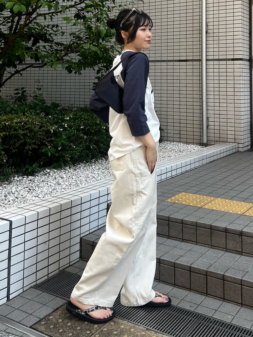 ホワイト系のその他パンツ、ブルー系のTシャツ/カットソーを着用したレディースの夏コーディネートの2枚目の写真