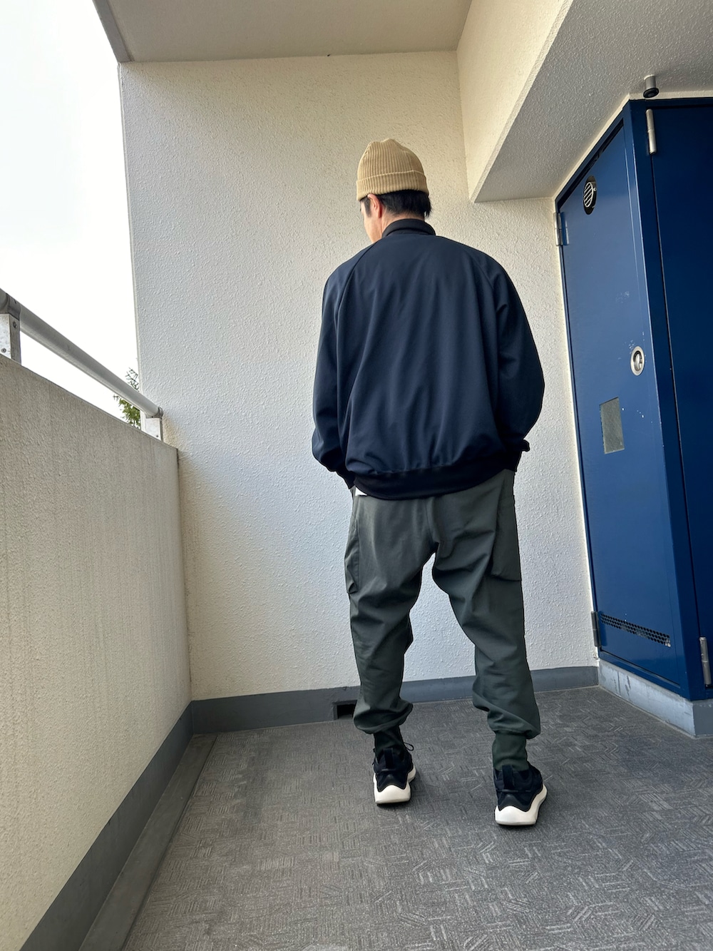 グリーン系のその他パンツ、その他のジャージ、ブラック系のスニーカーを着用したメンズの冬コーディネートの2枚目の写真