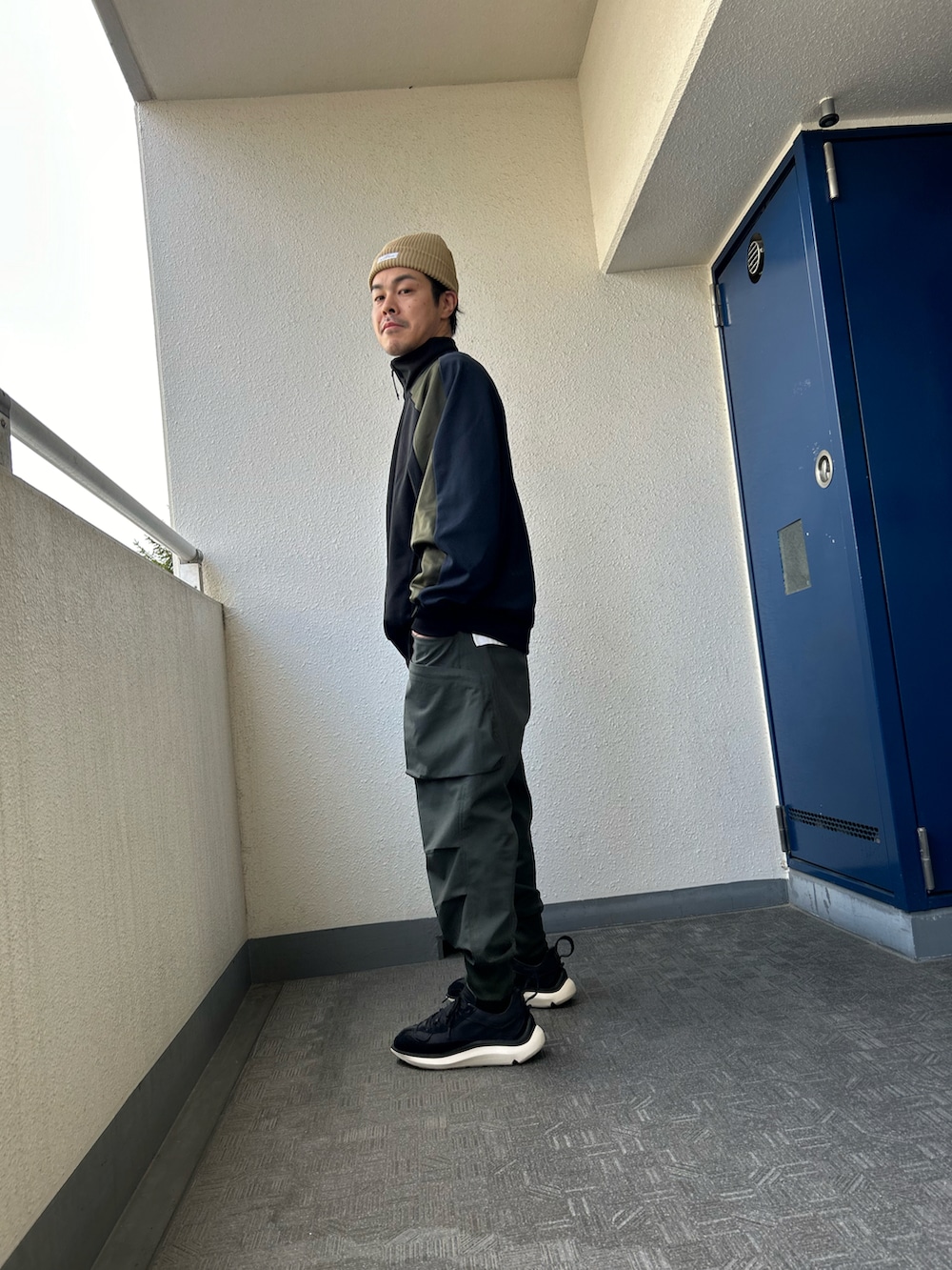 グリーン系のその他パンツ、その他のジャージ、ブラック系のスニーカーを着用したメンズの冬コーディネートの3枚目の写真