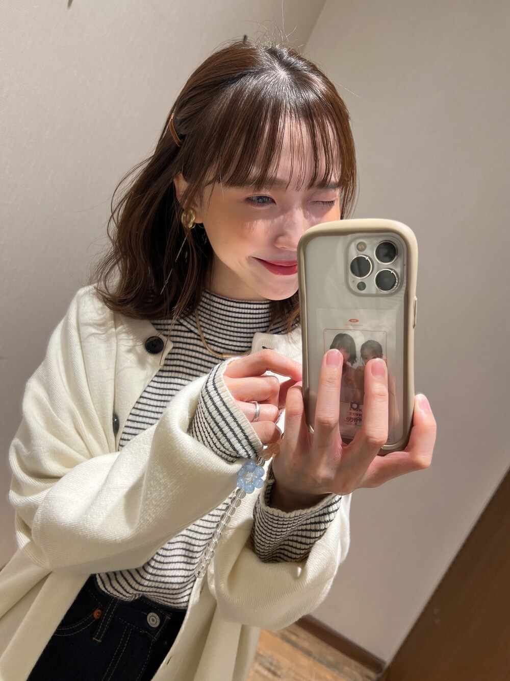 その他のニット/セーター、ホワイト系のカーディガン/ボレロ、ブルー系のデニムパンツを着用したレディースの冬コーディネートの3枚目の写真