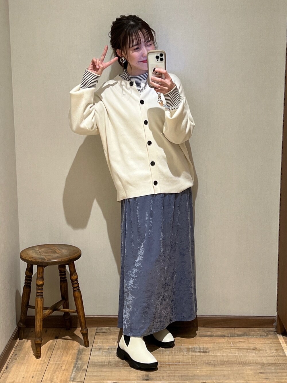 ホワイト系のカーディガン/ボレロ、その他のニット/セーター、ブルー系のスカートを着用したレディースの冬コーディネートの3枚目の写真