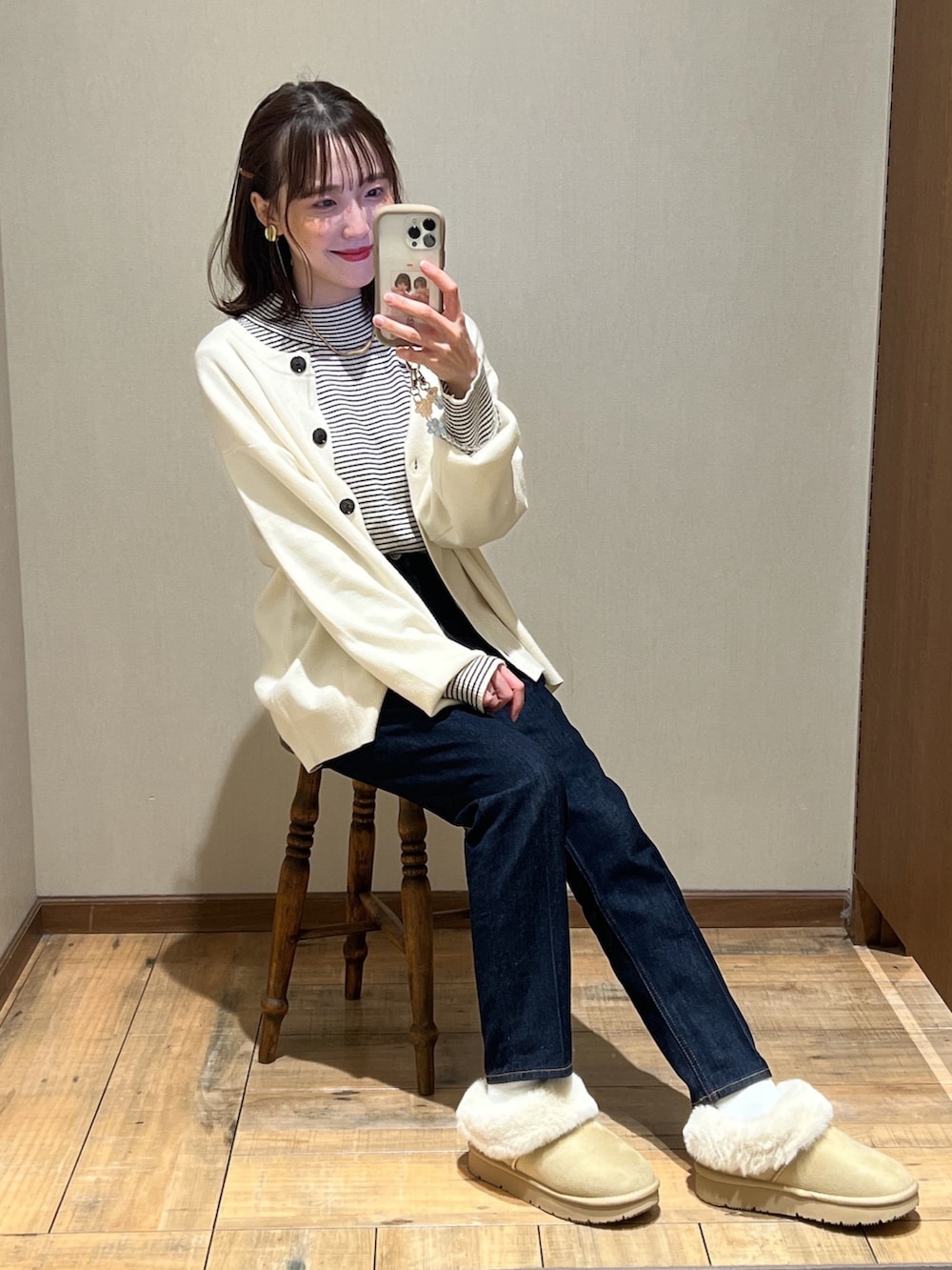 その他のニット/セーター、ホワイト系のカーディガン/ボレロ、ブルー系のデニムパンツを着用したレディースの冬コーディネートの2枚目の写真