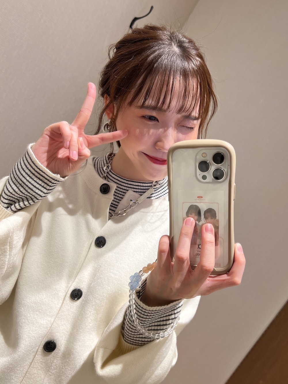 ホワイト系のカーディガン/ボレロ、その他のニット/セーター、ブルー系のスカートを着用したレディースの冬コーディネートの4枚目の写真