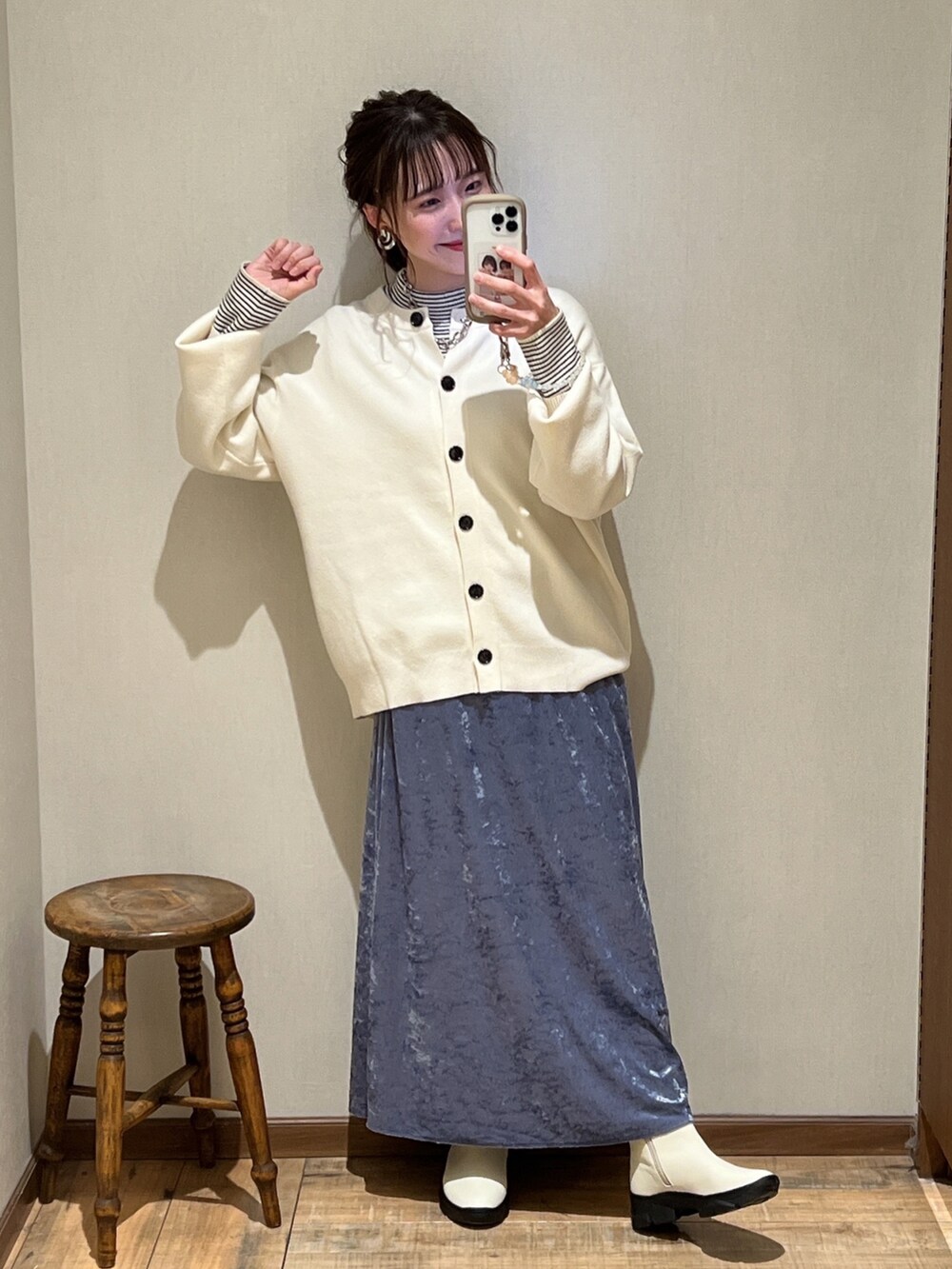 ホワイト系のカーディガン/ボレロ、その他のニット/セーター、ブルー系のスカートを着用したレディースの冬コーディネートの2枚目の写真
