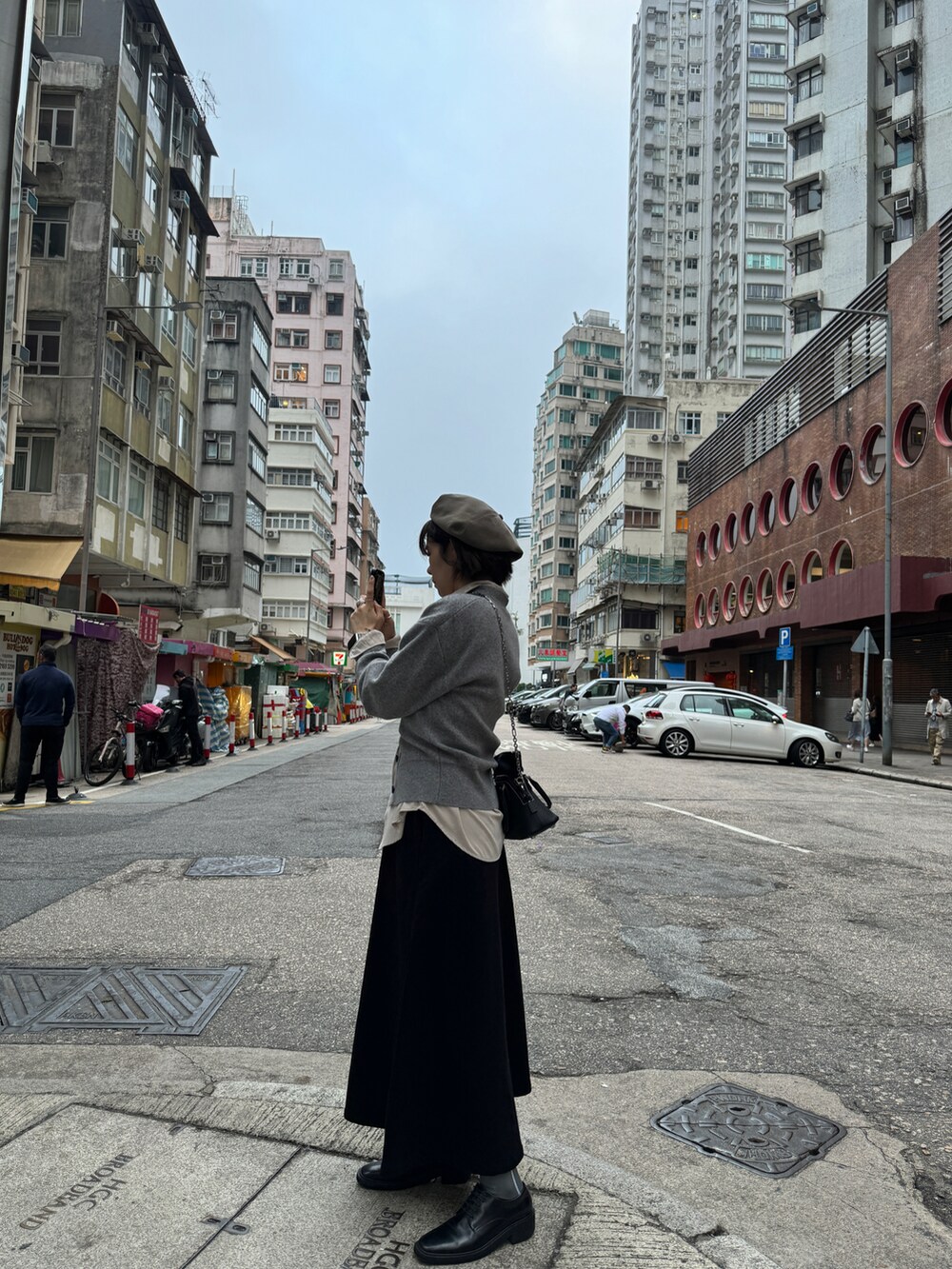 グレー系のノーカラージャケット、ブラック系のその他パンツ、ブラック系のドレスシューズを着用したレディースの冬コーディネートの2枚目の写真