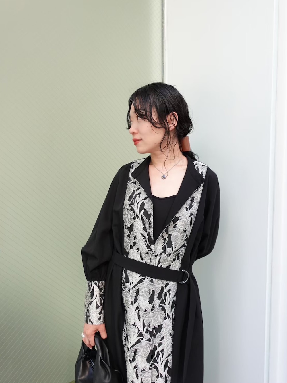 ブラック系のワンピースを着用したレディースの冬コーディネートの2枚目の写真