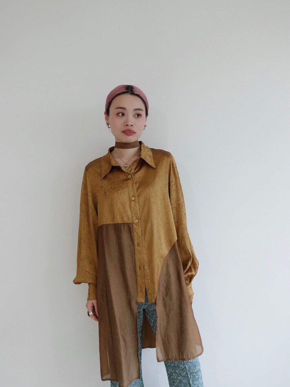 ブルー系のその他パンツ、ブラウン系のシャツ/ブラウスを着用したレディースの春コーディネートの2枚目の写真