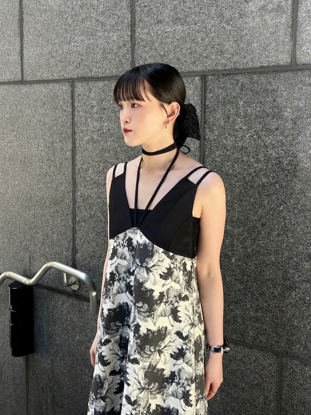「marte、sahara、おでかけコーデ、大人かわいい、ワントーンコーデ、大人女子、夏服、夏コーデ、黒コーデ、リゾートスタイル、最近のいい感じコーデ、気温25度から29度」｜「saharaのDesign Strap Jacquard Dress（ワンピース、ブラック系）」を使った、MARTEさん（レディース・158cm）の春コーディネートの2枚目の写真