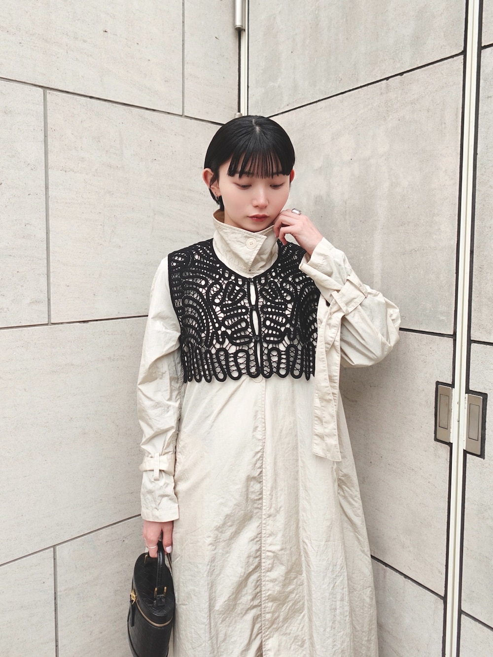 ベージュ系のその他アウターを着用したレディースの春コーディネートの2枚目の写真