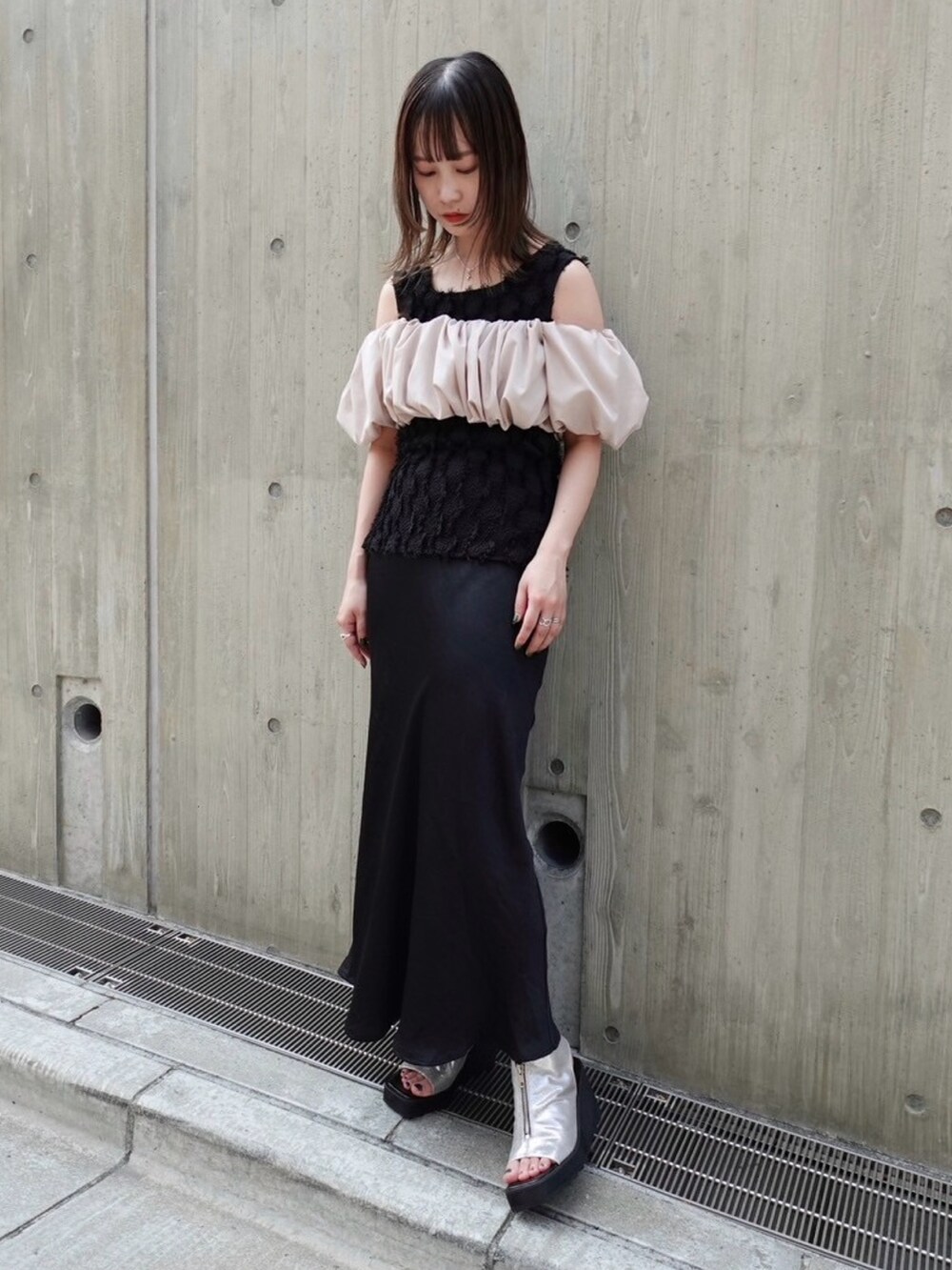 ホワイト系のその他トップス、ブラック系のその他トップス、ブラック系のスカートを着用したレディースの夏コーディネートの2枚目の写真