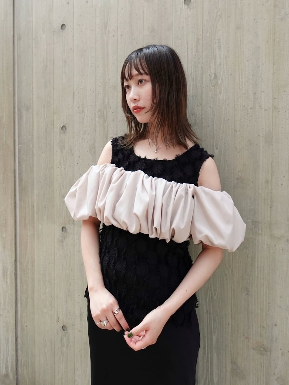 ホワイト系のその他トップス、ブラック系のその他トップス、ブラック系のスカートを着用したレディースの夏コーディネートの3枚目の写真