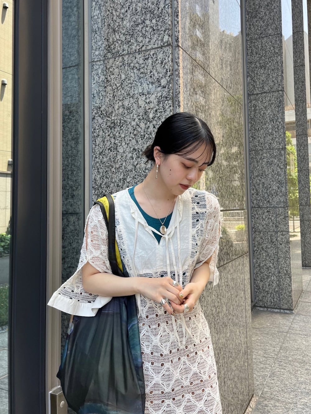 ホワイト系のワンピース、オレンジ系のその他パンツを着用したレディースの夏コーディネートの2枚目の写真