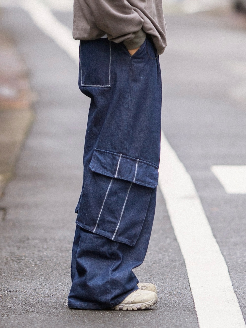 グレー系のスウェット、グレー系のデニムパンツを着用したメンズの秋コーディネートの4枚目の写真