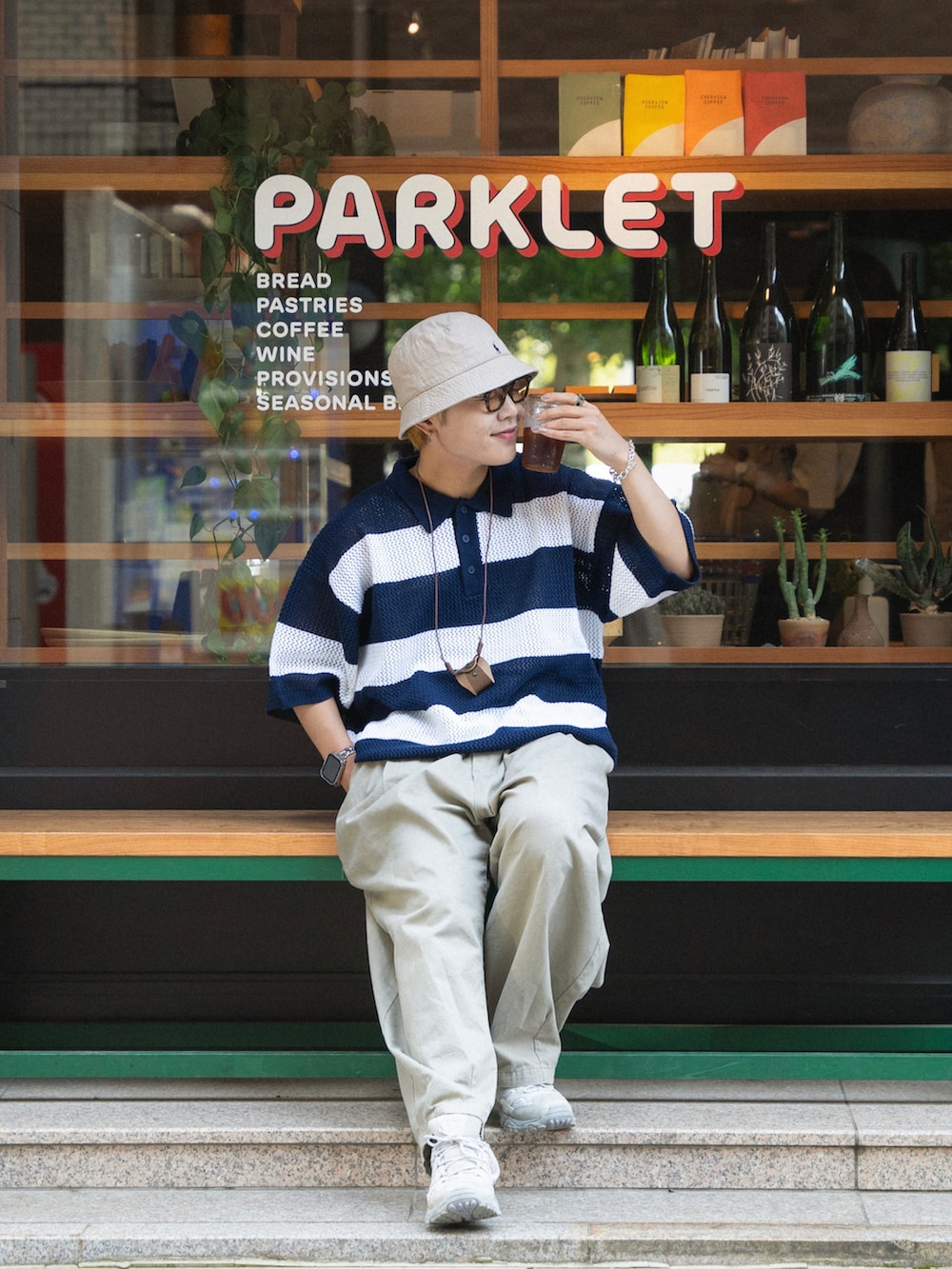 ブルー系のポロシャツ、ベージュ系のチノパンツ、ホワイト系のシューズを着用したメンズの夏コーディネートの3枚目の写真