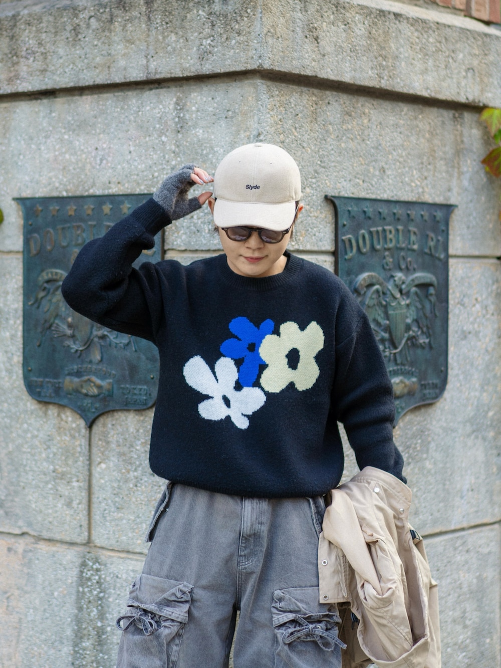 ベージュ系のマウンテンパーカー、ホワイト系のスニーカー、ベージュ系のトートバッグを着用したメンズの冬コーディネートの3枚目の写真