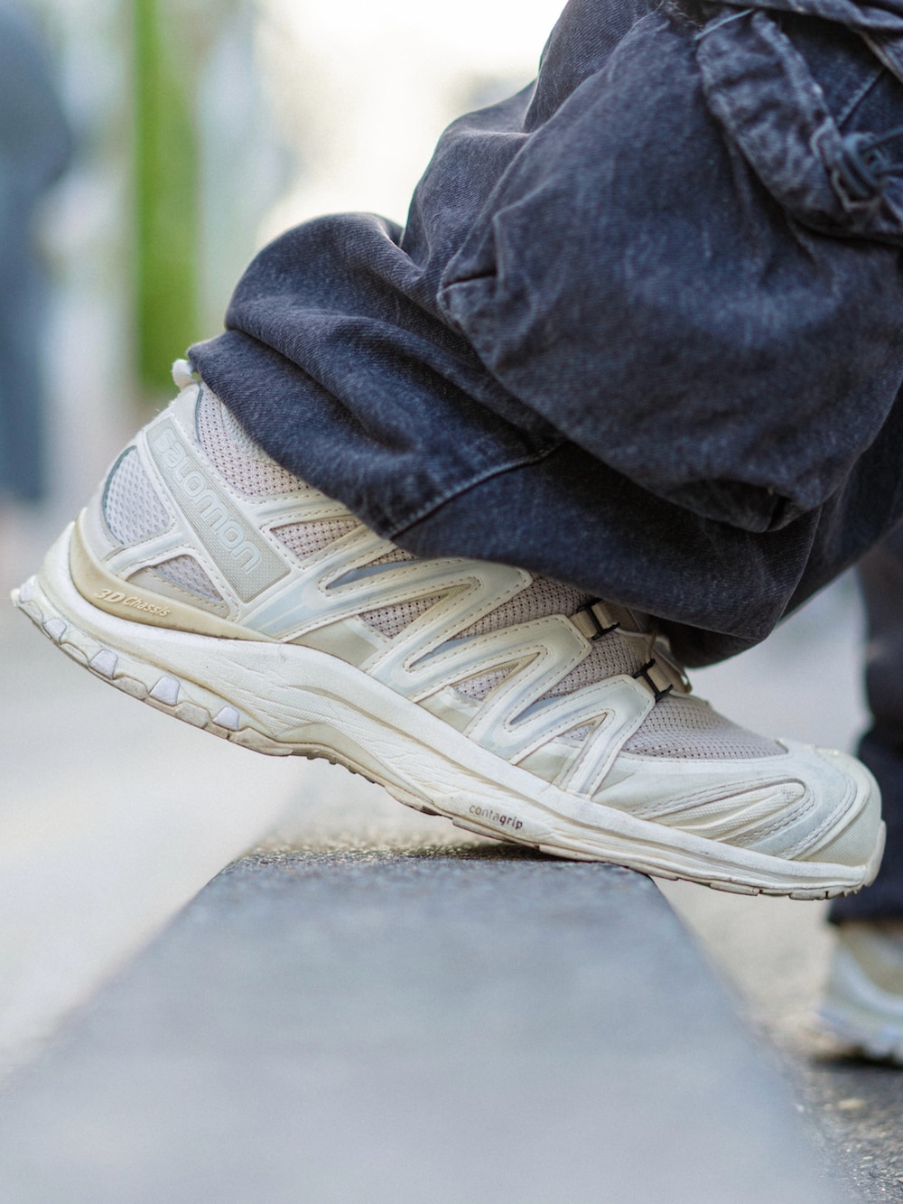 ベージュ系のマウンテンパーカー、ホワイト系のスニーカー、ベージュ系のトートバッグを着用したメンズの冬コーディネートの4枚目の写真