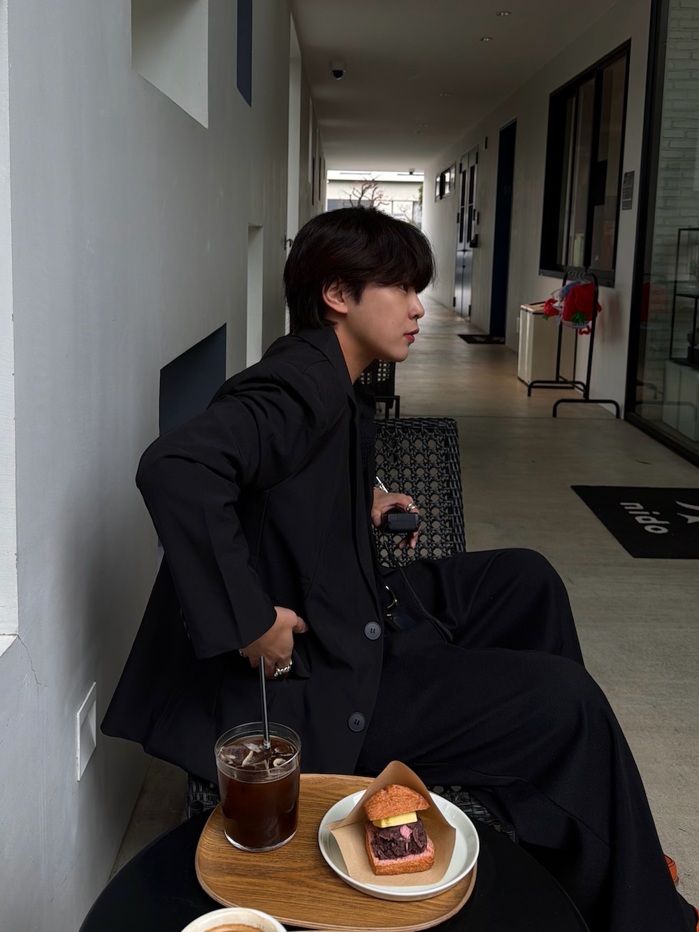 ブラック系のベルト、ブルー系のキーケース/キーアクセサリーを着用したメンズの春コーディネートの2枚目の写真