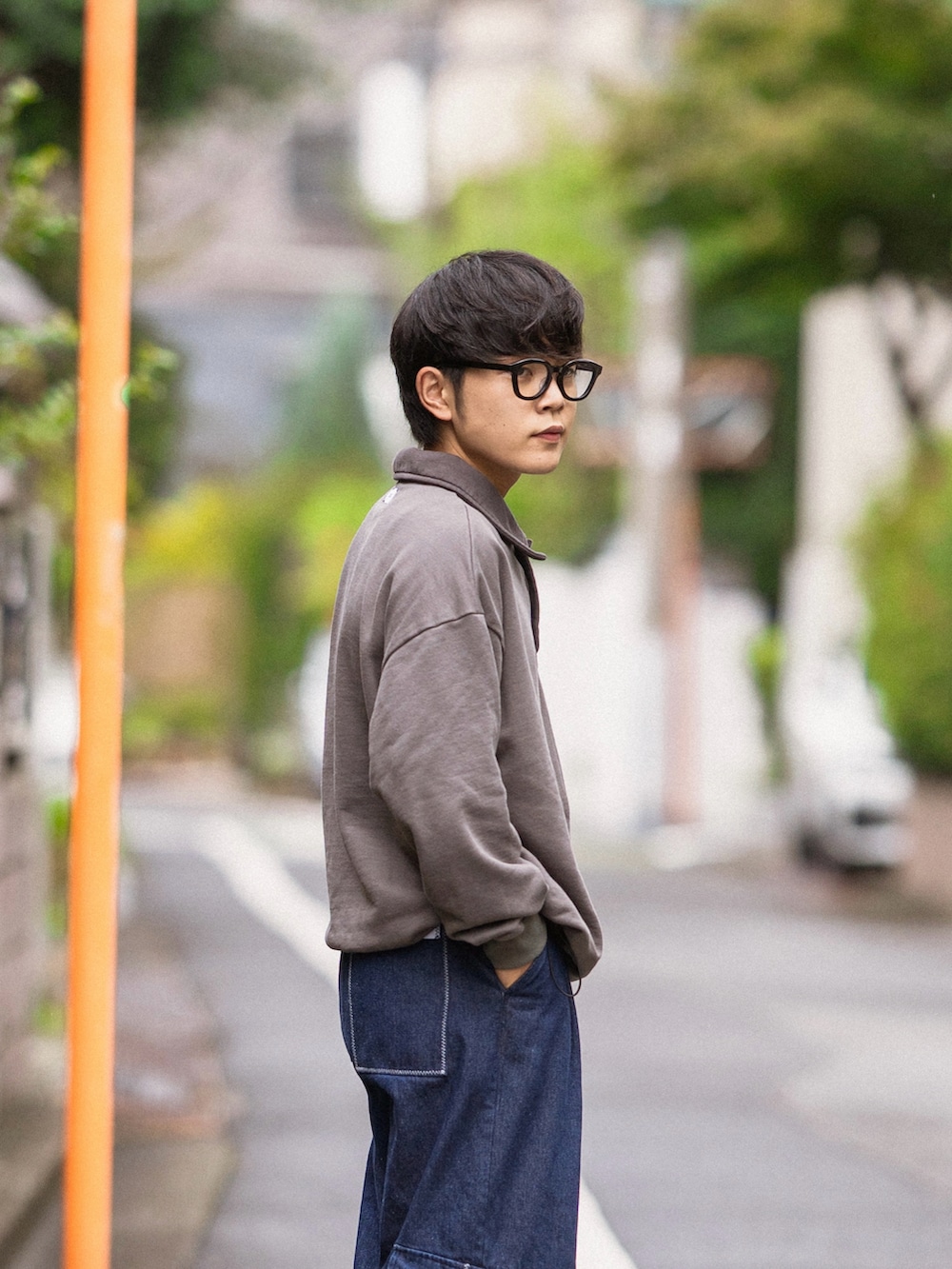 グレー系のスウェット、グレー系のデニムパンツを着用したメンズの秋コーディネートの3枚目の写真