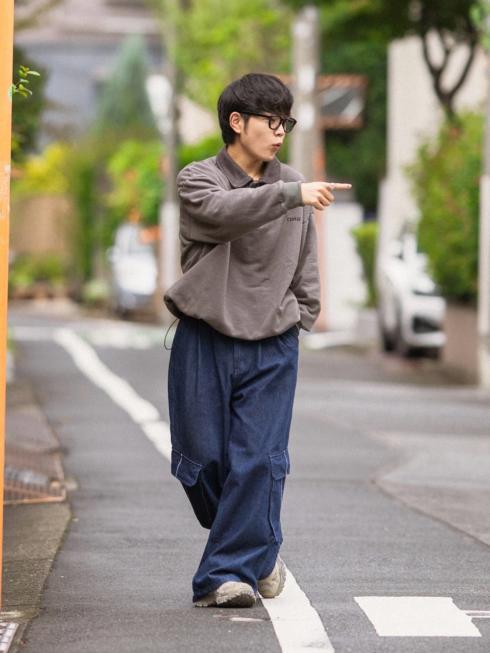 グレー系のスウェット、グレー系のデニムパンツを着用したメンズの秋コーディネートの2枚目の写真