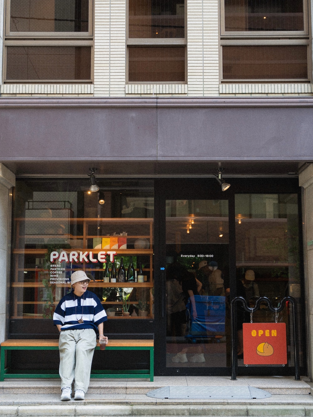 ブルー系のポロシャツ、ベージュ系のチノパンツ、ホワイト系のシューズを着用したメンズの夏コーディネートの4枚目の写真