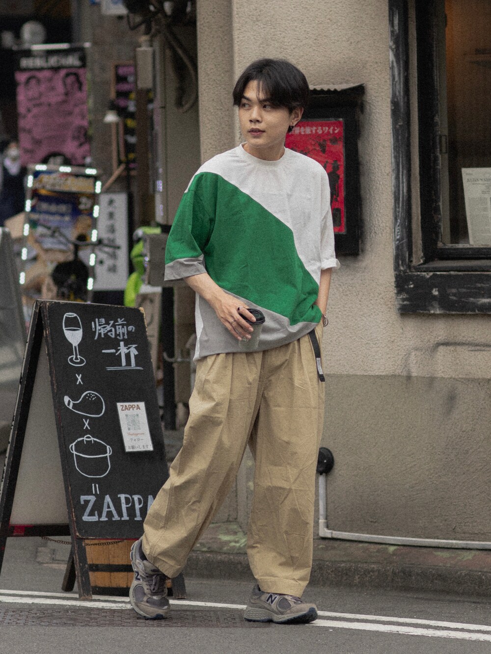 グリーン系のTシャツ/カットソー、グレー系のスニーカーを着用したメンズの夏コーディネートの2枚目の写真