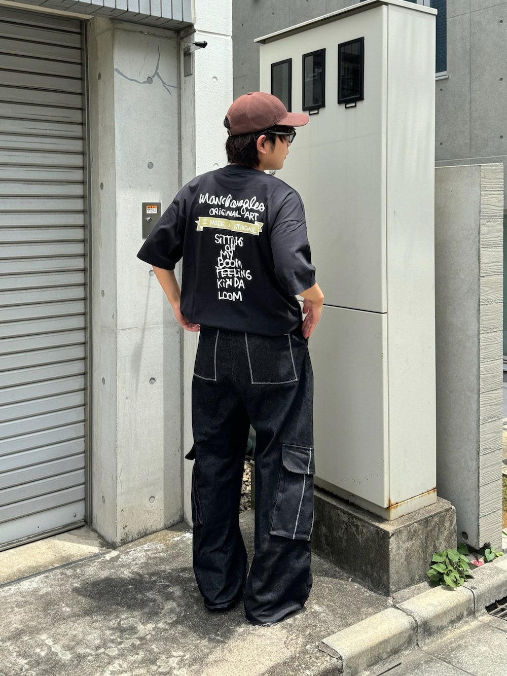 ブラック系のTシャツ/カットソー、ブラック系のデニムパンツ、ブラック系のスニーカーを着用したメンズの夏コーディネートの2枚目の写真