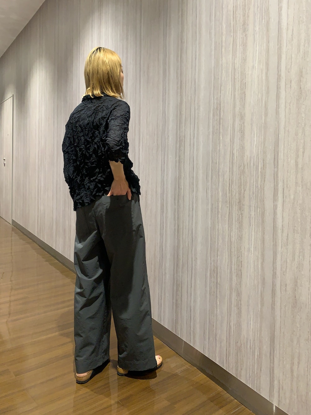 グレー系のその他パンツ、ブラック系のシャツ/ブラウスを着用したレディースの春コーディネートの3枚目の写真